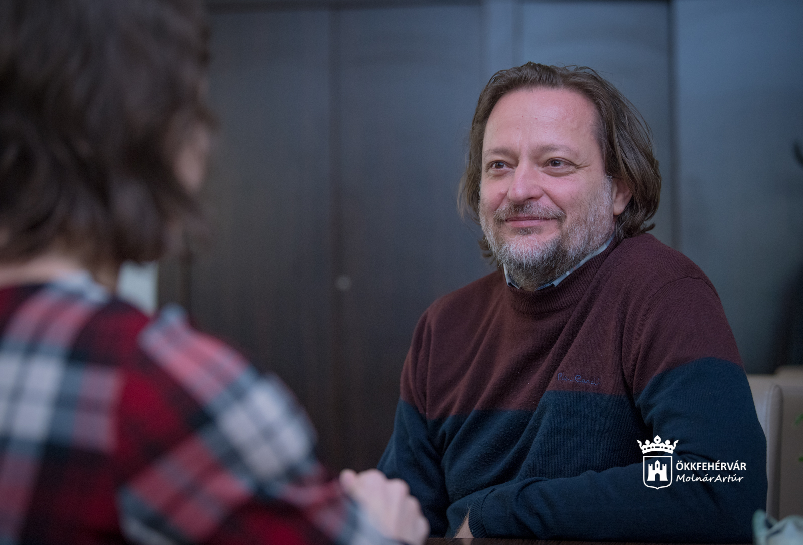 Koncepció piros macival - podcast Solymossy Zoltán elsőrendezővel